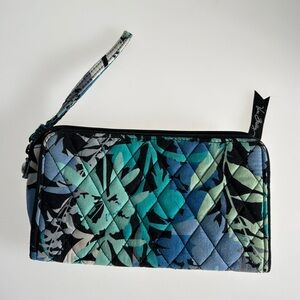 💜3/$15 Vera Bradley Camofloral Zipper Wristlet